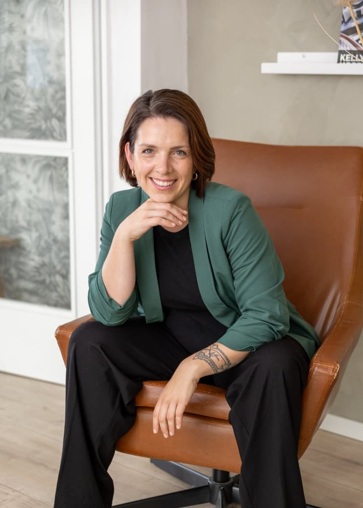 Sophie Lachmann lächelnd im Sessel
